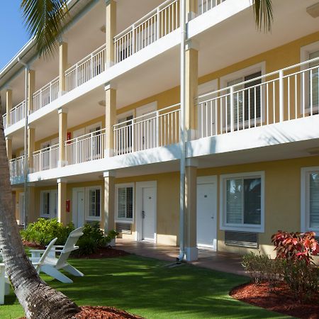 ווסט ביי Sunshine Suites Resort מראה חיצוני תמונה