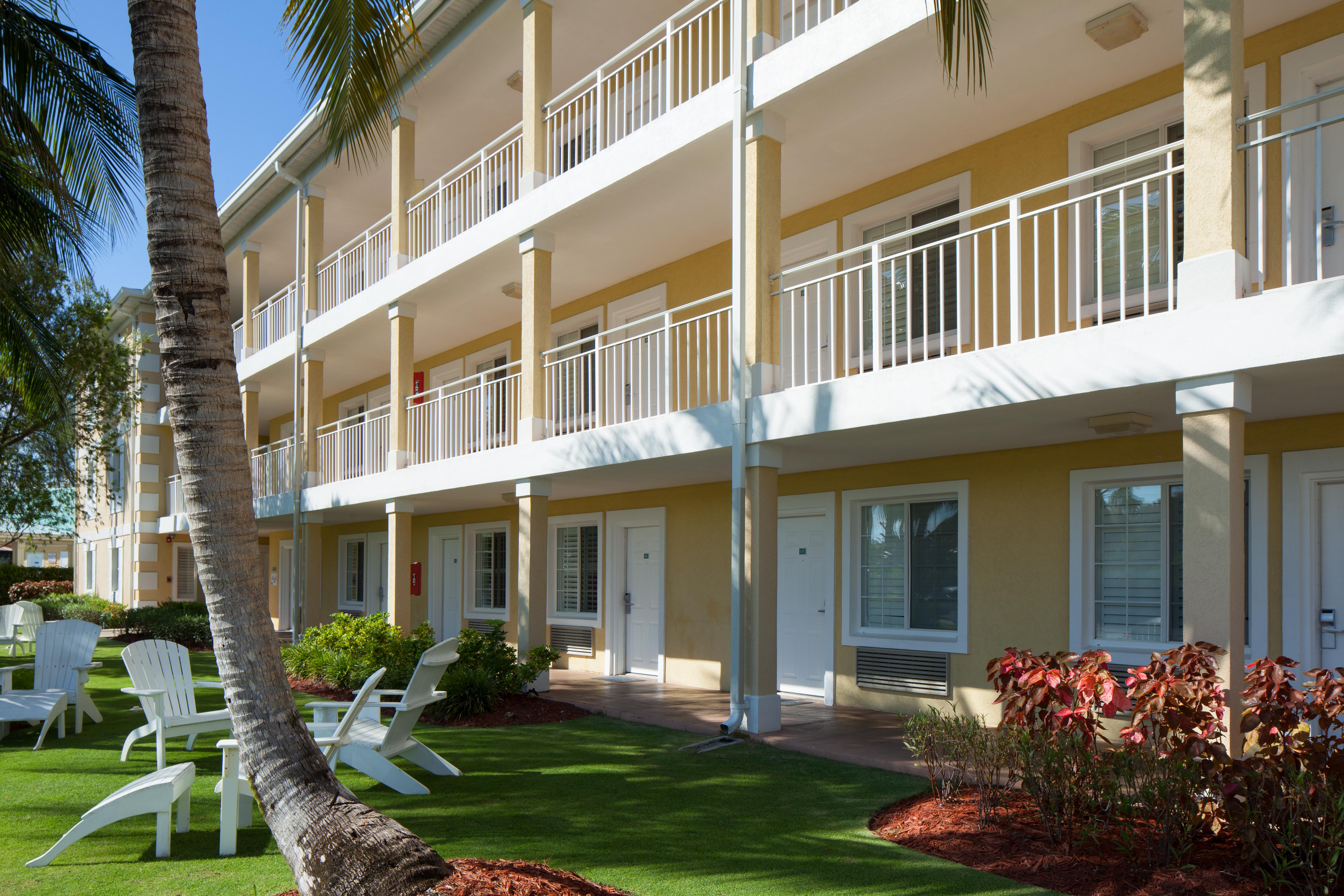ווסט ביי Sunshine Suites Resort מראה חיצוני תמונה
