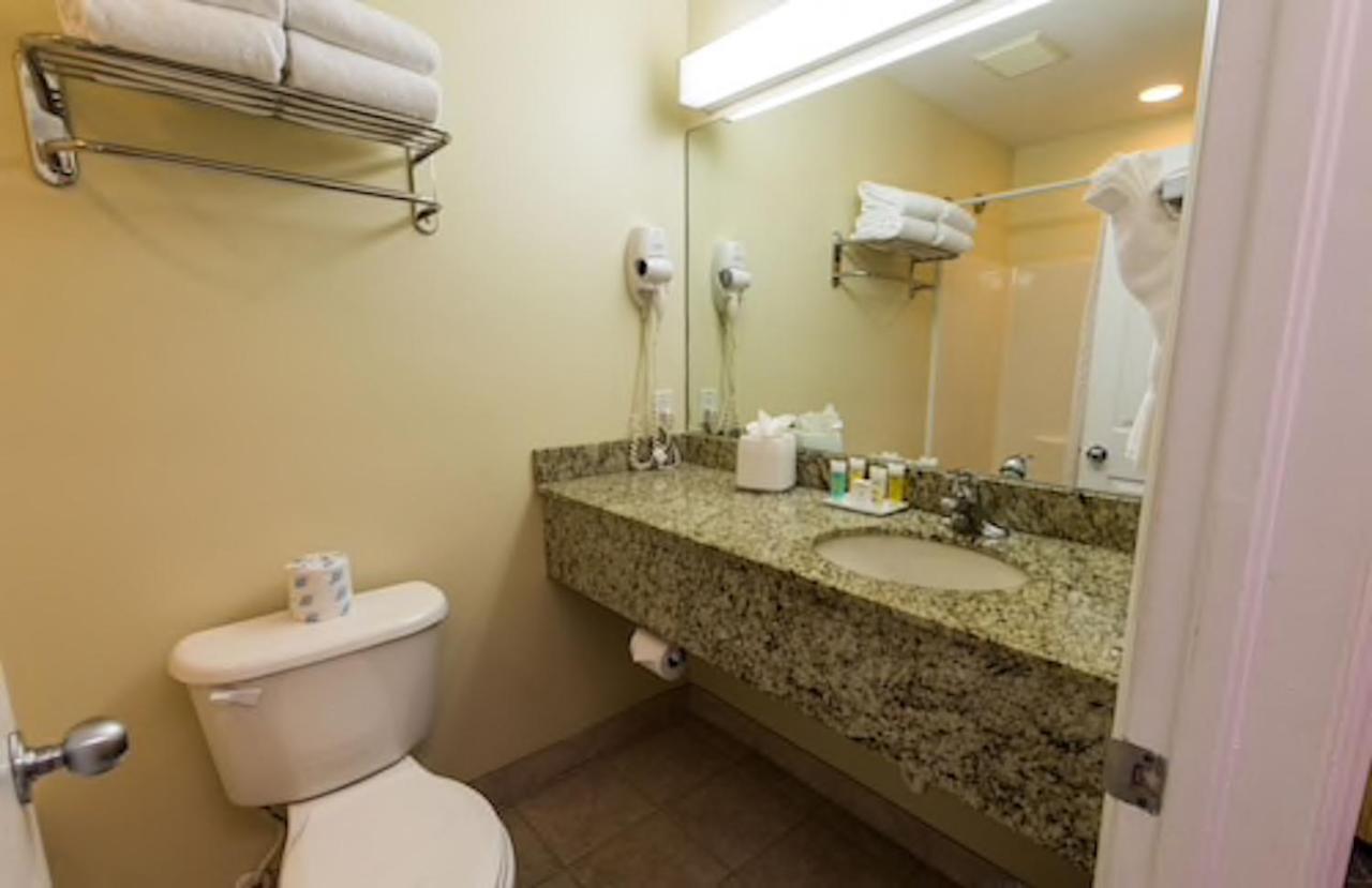 ווסט ביי Sunshine Suites Resort מראה חיצוני תמונה
