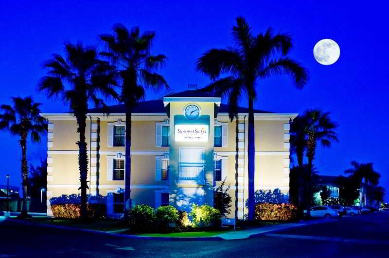 ווסט ביי Sunshine Suites Resort מראה חיצוני תמונה